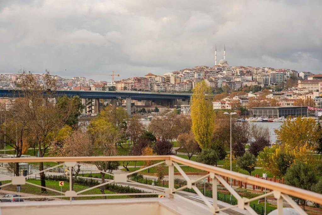 Waterfront Apartment By The Tram - Terrace With Dome & Golden Horn View In Fatih Istambul Extérieur photo