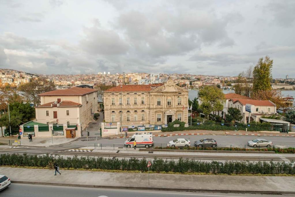 Waterfront Apartment By The Tram - Terrace With Dome & Golden Horn View In Fatih Istambul Extérieur photo