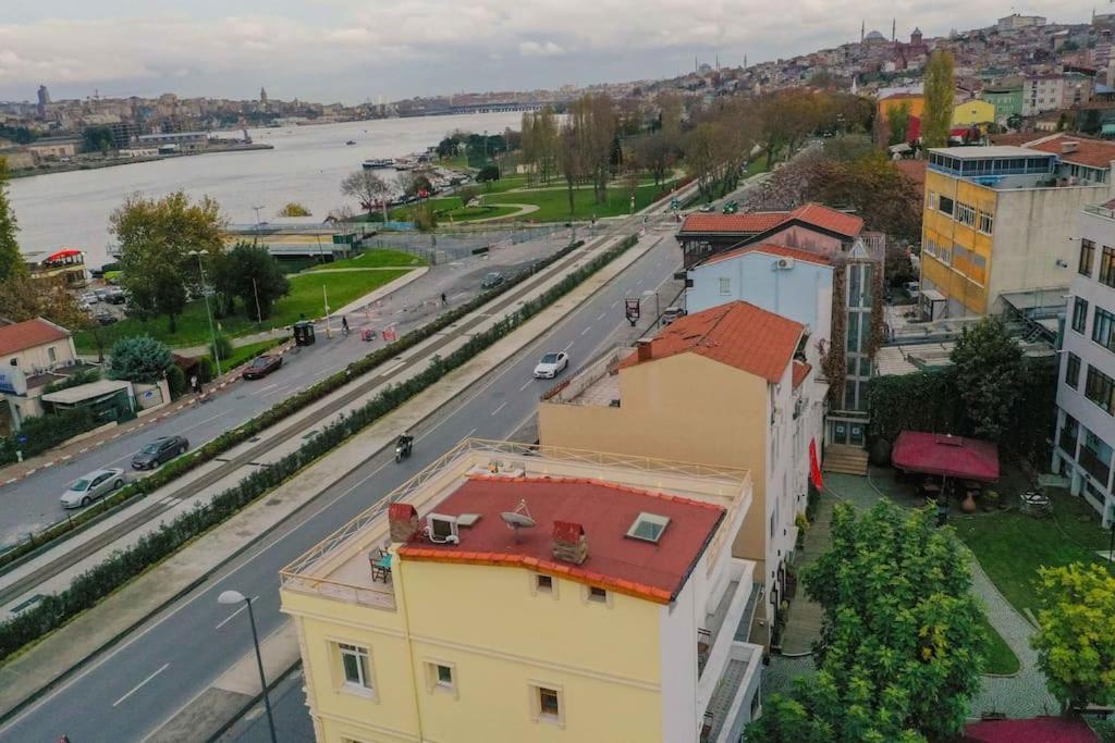 Waterfront Apartment By The Tram - Terrace With Dome & Golden Horn View In Fatih Istambul Extérieur photo