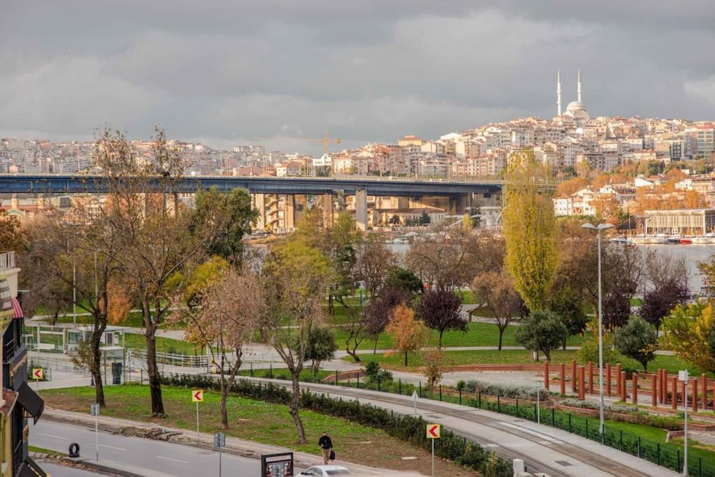 Waterfront Apartment By The Tram - Terrace With Dome & Golden Horn View In Fatih Istambul Extérieur photo