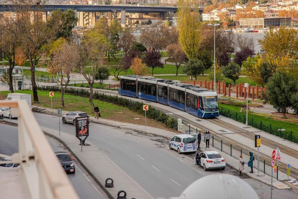 Waterfront Apartment By The Tram - Terrace With Dome & Golden Horn View In Fatih Istambul Extérieur photo