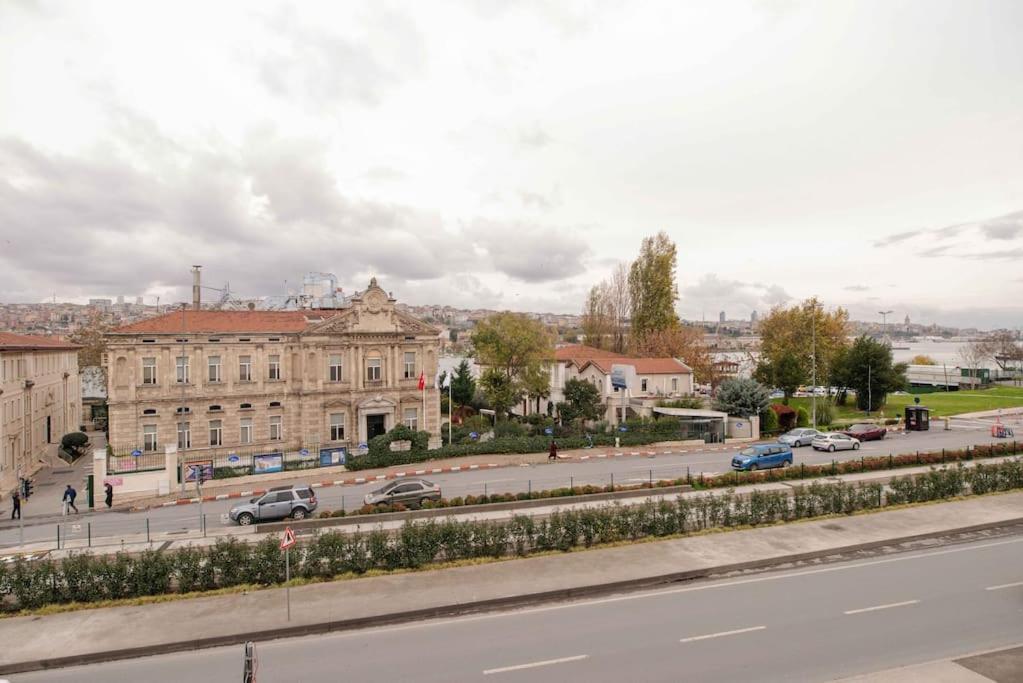 Waterfront Apartment By The Tram - Terrace With Dome & Golden Horn View In Fatih Istambul Extérieur photo