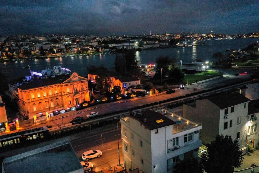 Waterfront Apartment By The Tram - Terrace With Dome & Golden Horn View In Fatih Istambul Extérieur photo