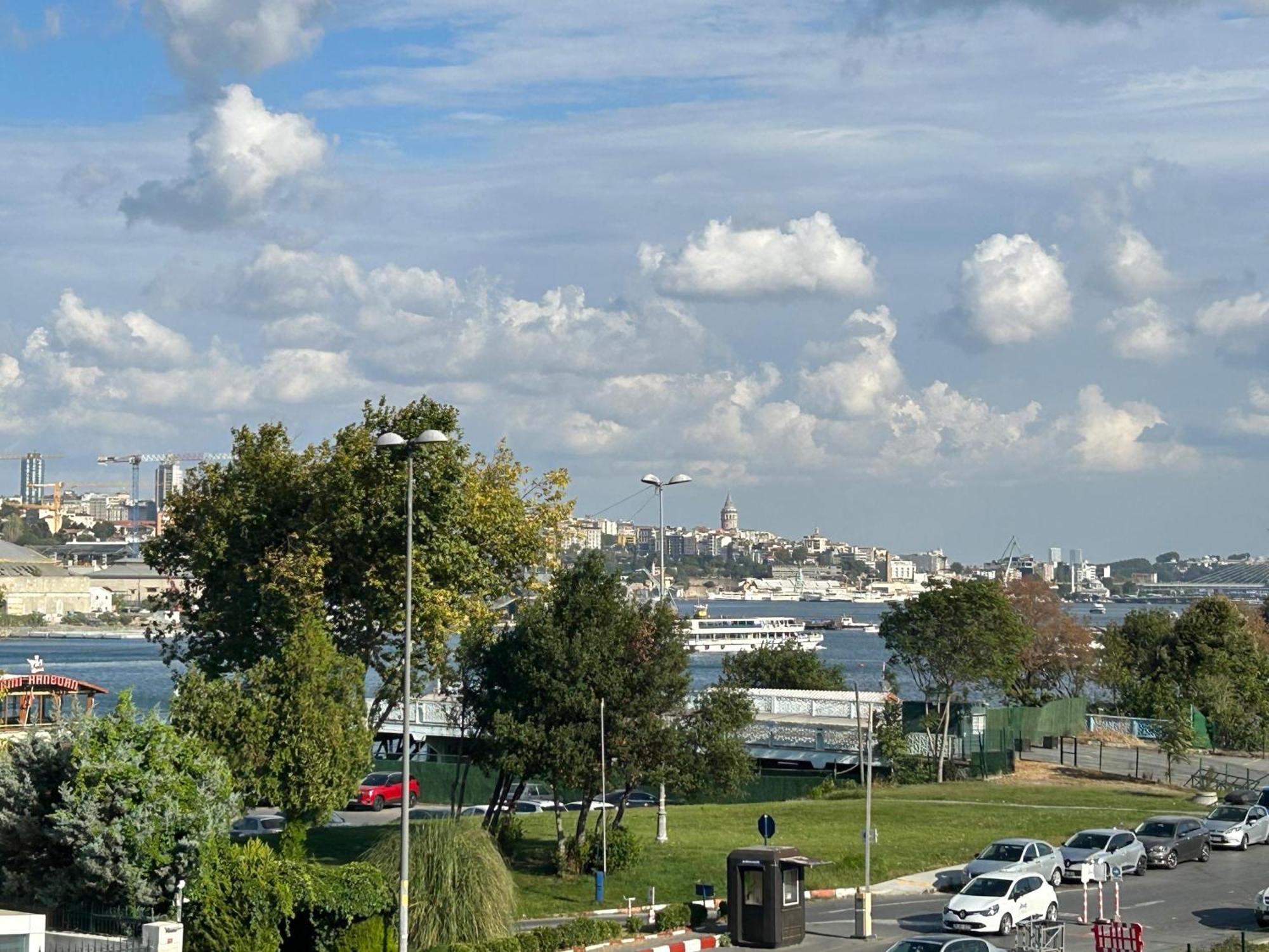 Waterfront Apartment By The Tram - Terrace With Dome & Golden Horn View In Fatih Istambul Extérieur photo