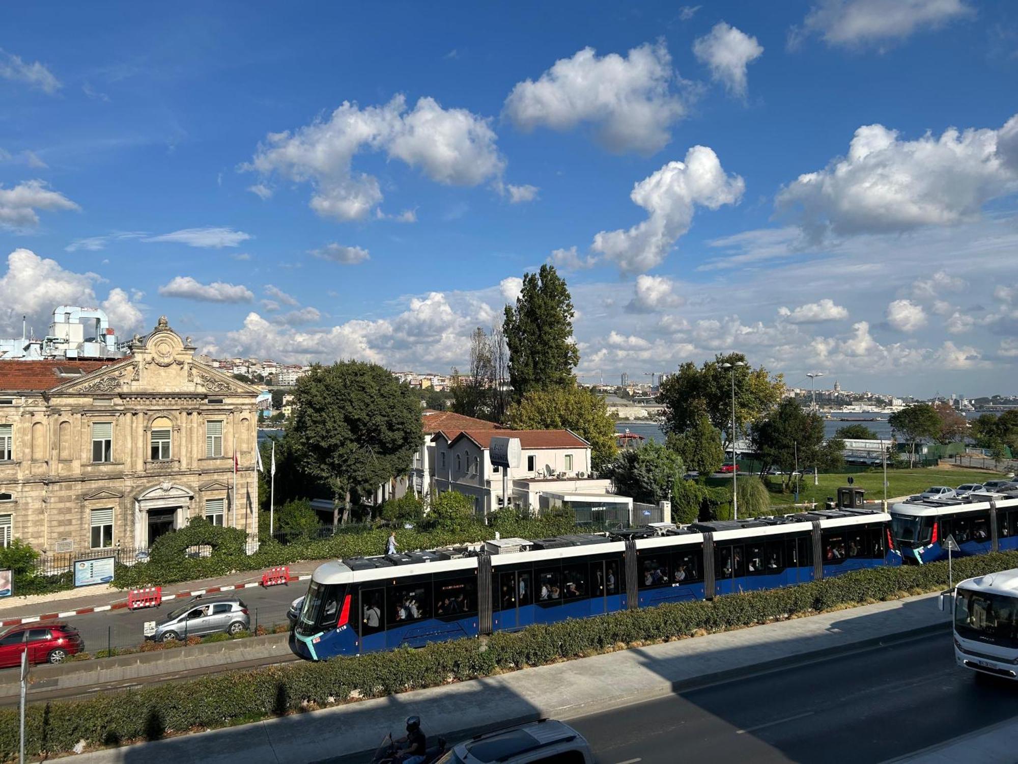 Waterfront Apartment By The Tram - Terrace With Dome & Golden Horn View In Fatih Istambul Extérieur photo