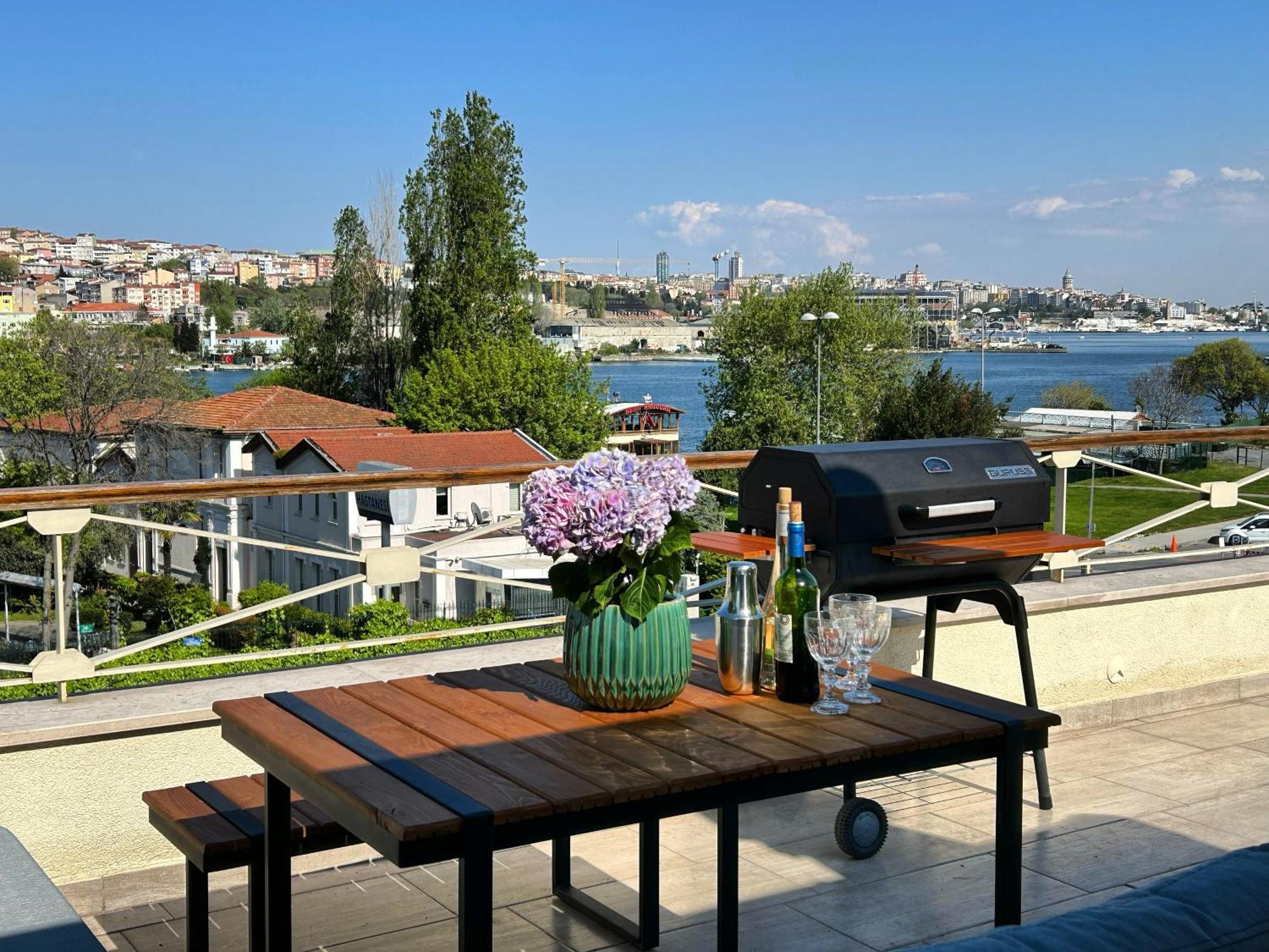 Waterfront Apartment By The Tram - Terrace With Dome & Golden Horn View In Fatih Istambul Extérieur photo